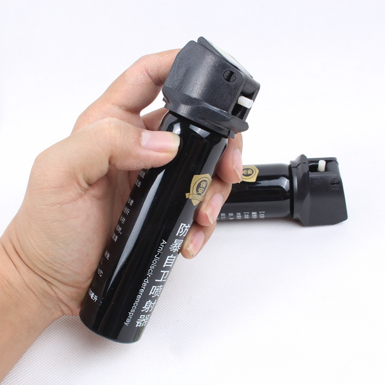 手拿着保安水柱喷雾的图片