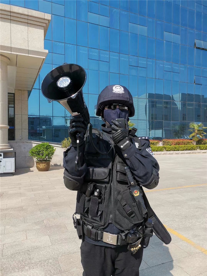 执法人员拿着警用大功率喊话器 执法人员拿着警用大功率喊话器